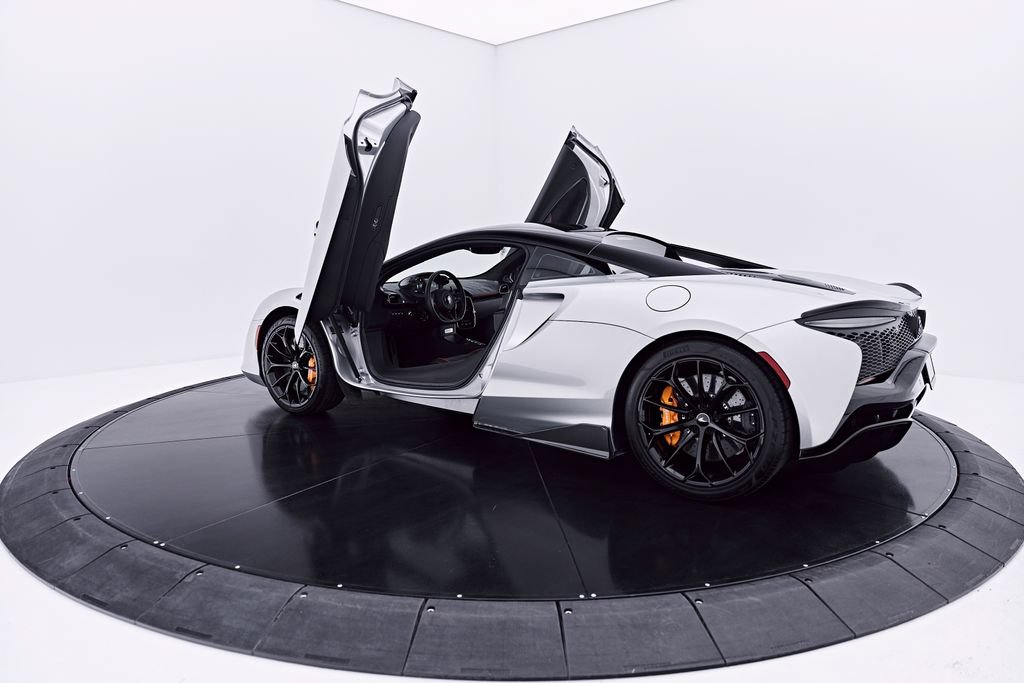 Used 2023 McLaren Artura RWD image 23