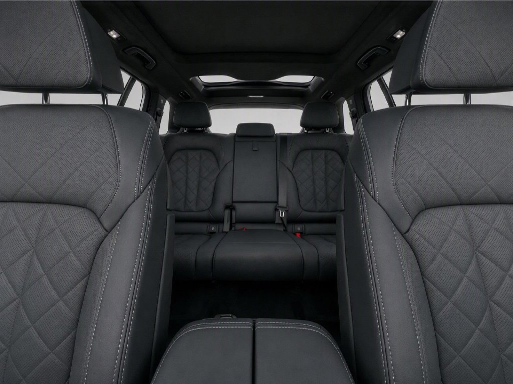 Certified 2024 BMW X7 xDrive40i w/ M Sport Package AWD/4WD image 33