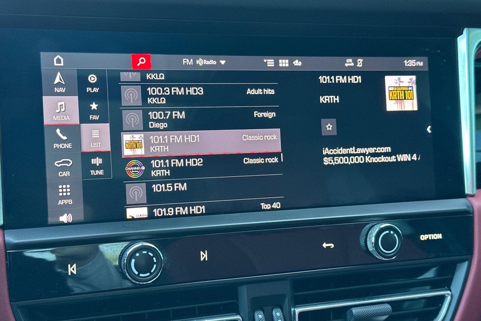 Certified 2022 Porsche Macan image 18