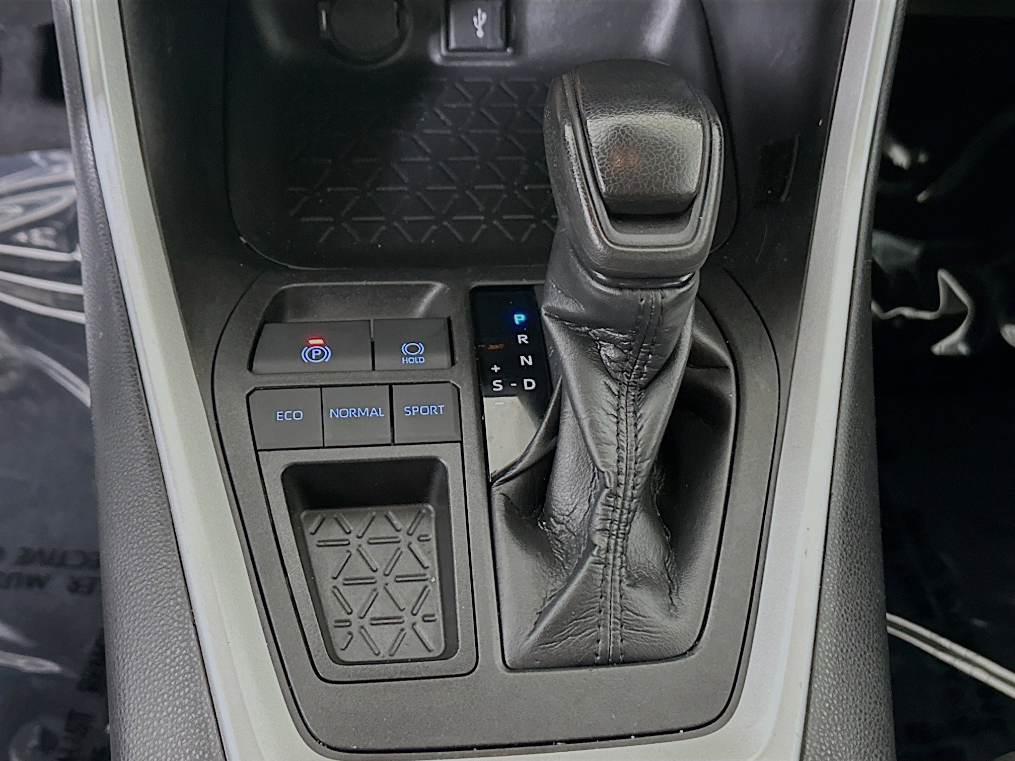 Used 2021 Toyota RAV4 XLE w/ Convenience Package FWD image 21