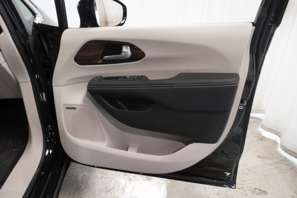 New 2023 Chrysler Pacifica Limited w/ Uconnect Theater Family Group image 34