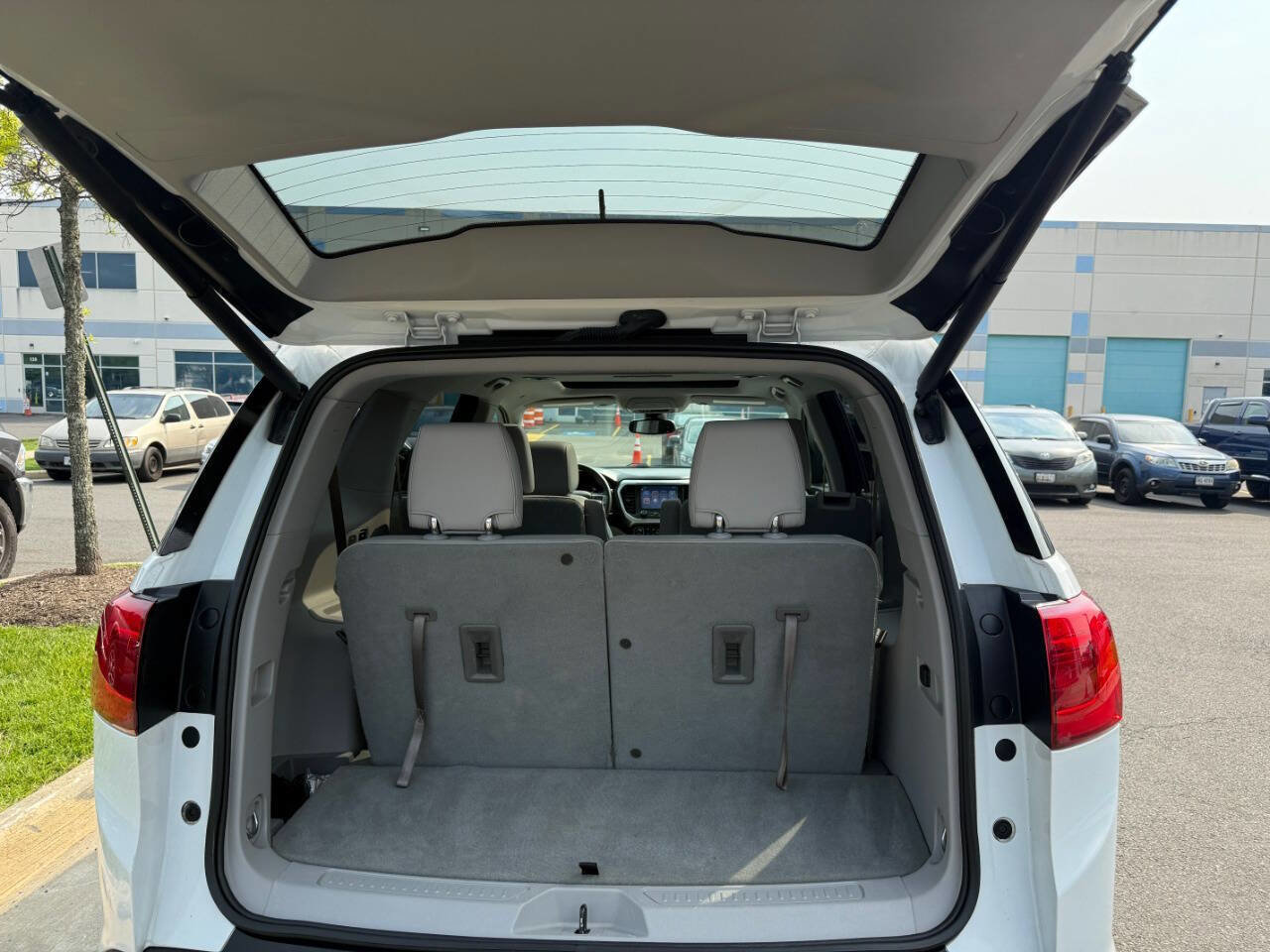 Used 2018 GMC Acadia SLT w/ LPO, Cargo Package image 37
