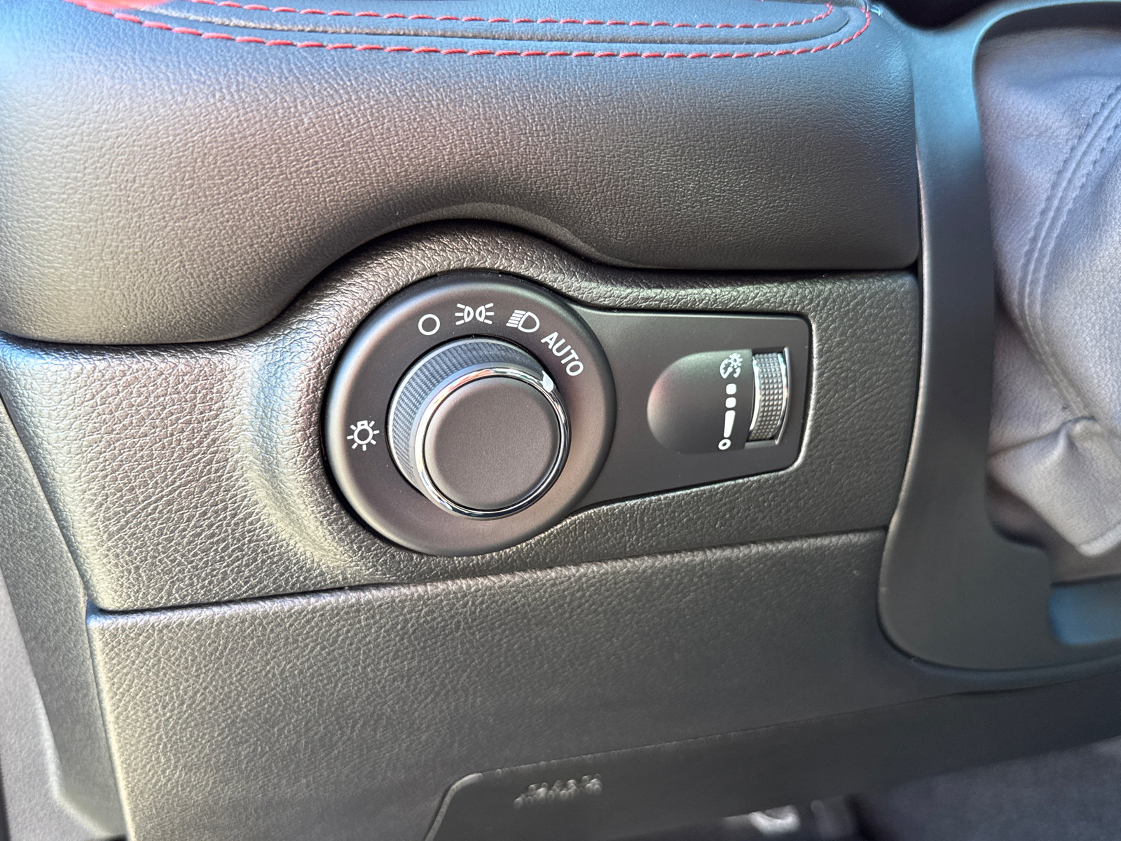 Used 2025 Dodge Durango GT AWD/4WD image 17