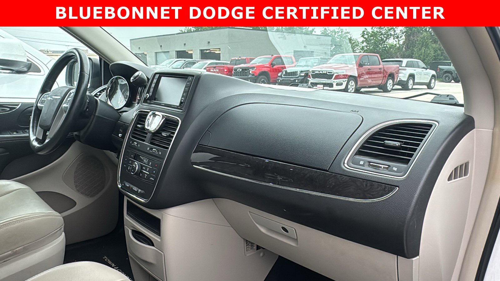 Used 2013 Chrysler Town & Country Touring-L w/ Driver Convenience Group FWD image 10