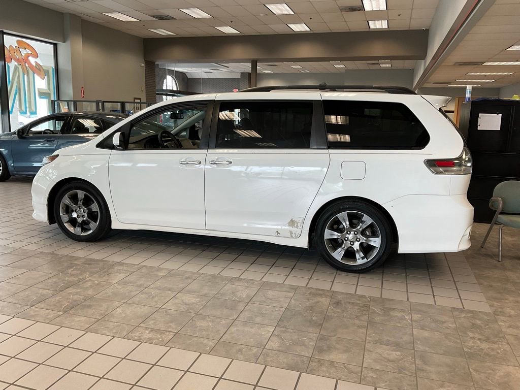 Used 2013 Toyota Sienna SE FWD image 4