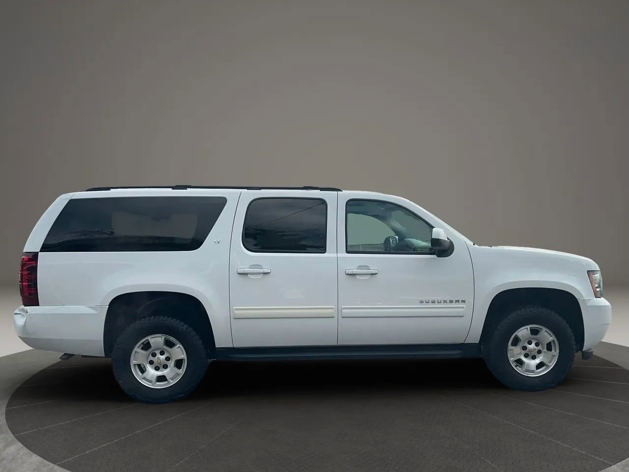 Used 2014 Chevrolet Suburban LT image 10