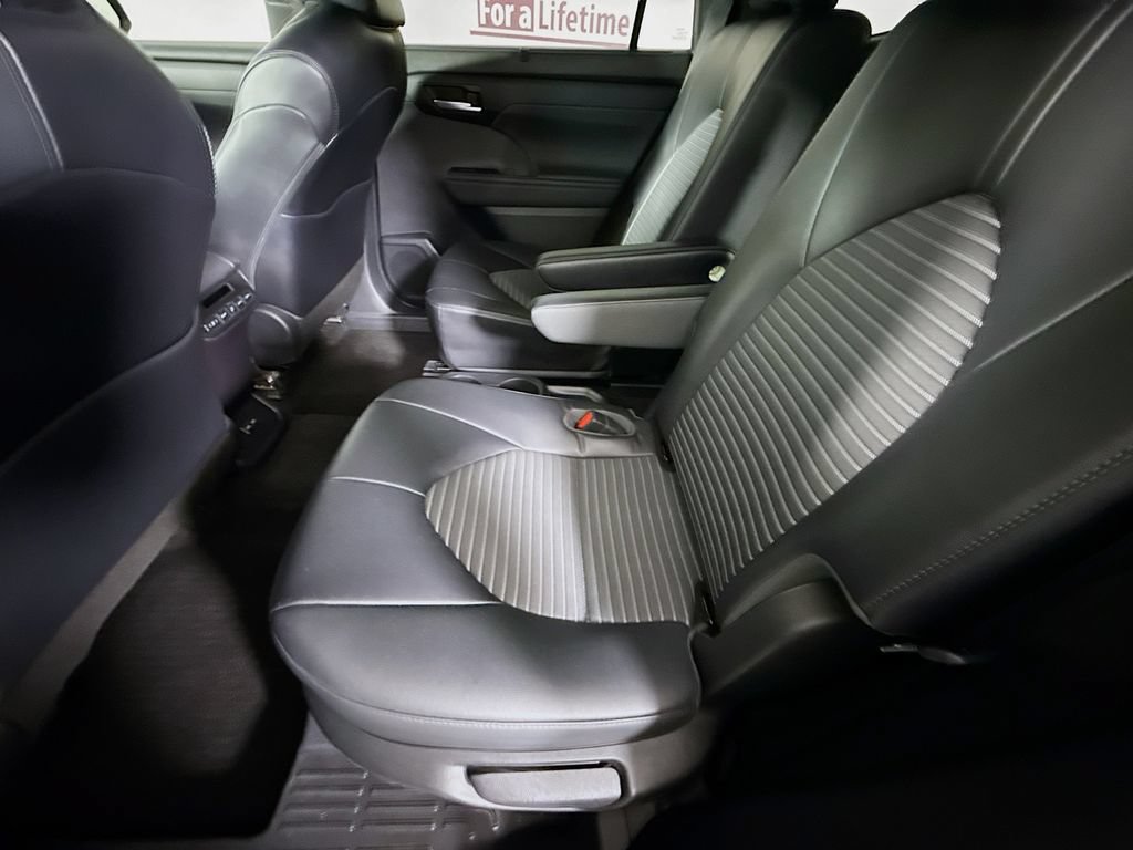 Used 2023 Toyota Highlander XSE AWD/4WD image 28