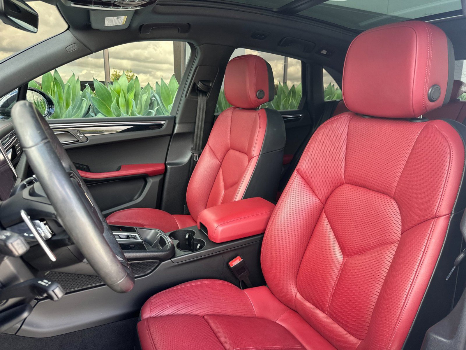 Certified 2023 Porsche Macan AWD/4WD image 5
