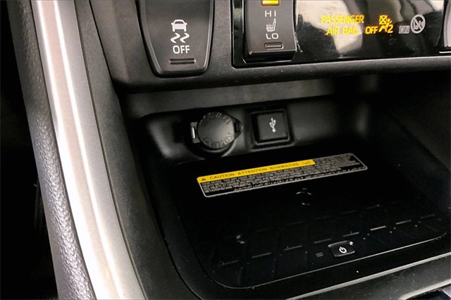 Used 2021 Toyota RAV4 XLE Premium image 16