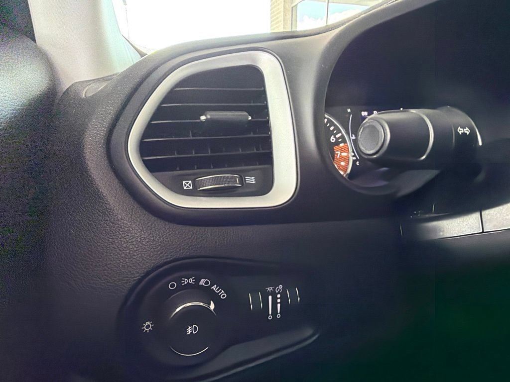 Used 2019 Jeep Renegade Latitude w/ Cold Weather Group AWD/4WD image 35