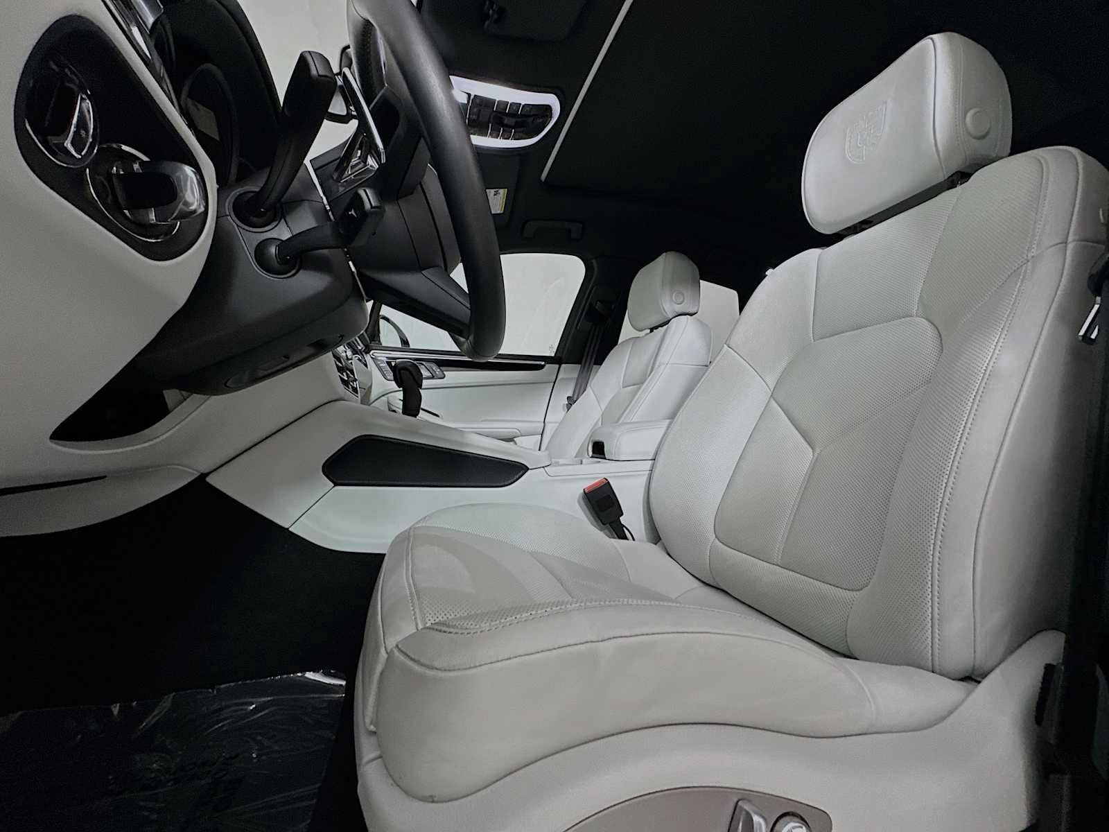 Certified 2026 Porsche Macan AWD/4WD image 5