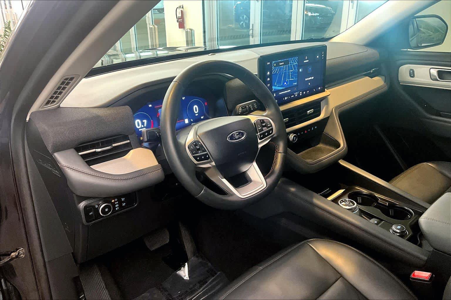 Used 2025 Ford Explorer Active w/ Active Comfort Package RWD image 16