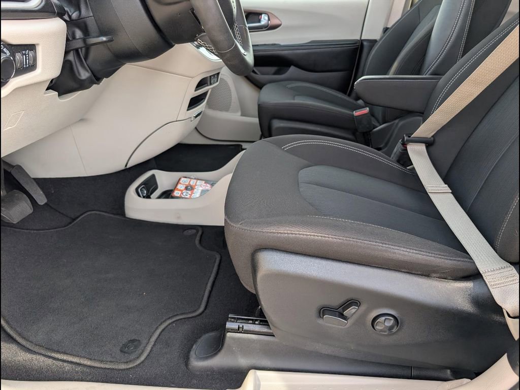 Used 2022 Chrysler Voyager LX image 12