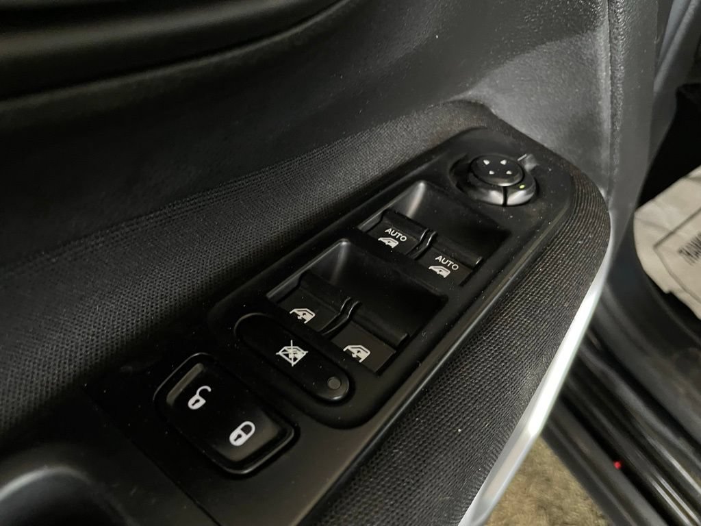 Used 2021 Jeep Renegade Latitude AWD/4WD image 24