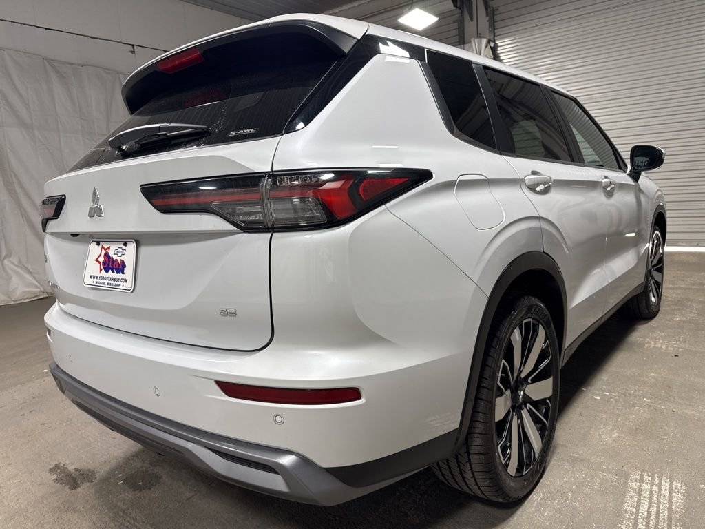 Used 2025 Mitsubishi Outlander SE image 7