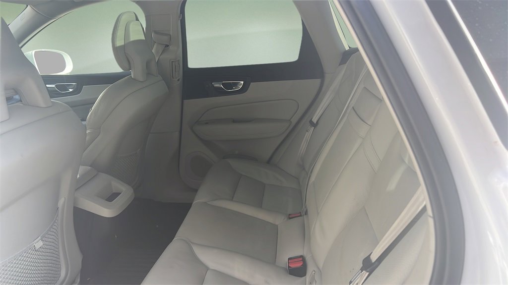 Used 2018 Volvo XC60 T5 Momentum w/ Vision Package image 12