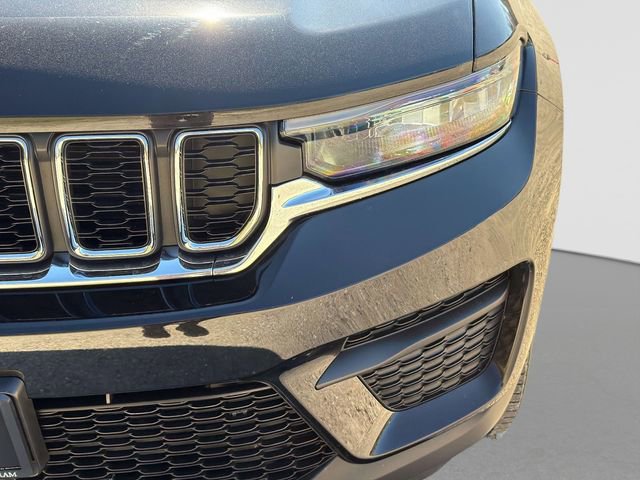 Used 2023 Jeep Grand Cherokee Laredo w/ Luxury Tech Group I AWD/4WD image 10