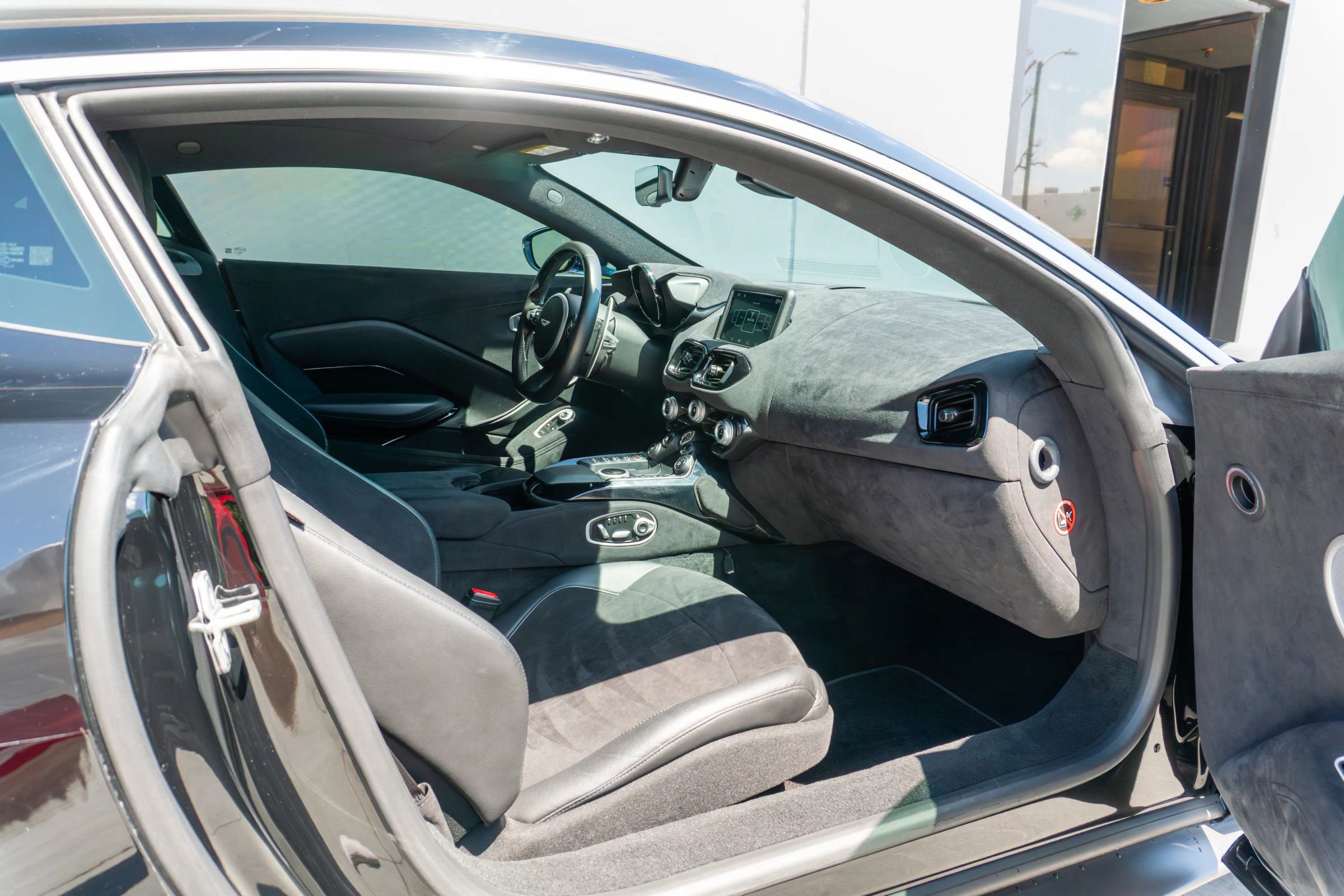 Used 2020 Aston Martin V8 Vantage Coupe image 44