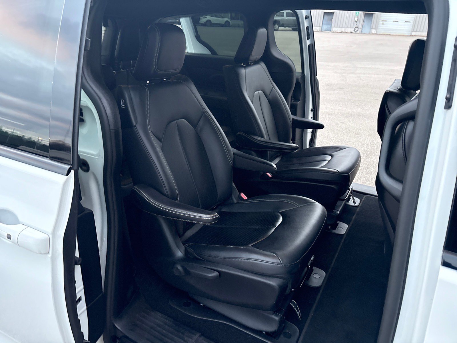 Used 2024 Chrysler Pacifica Select FWD image 31