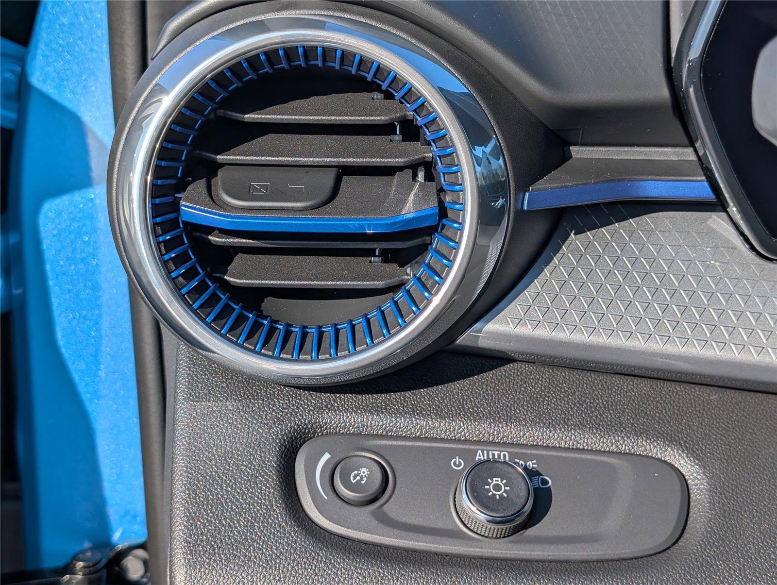 New 2026 Chevrolet Trax LT w/ Sunroof Package image 16