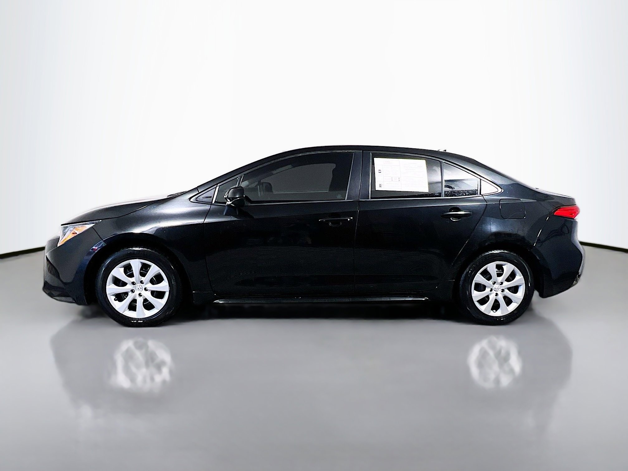 Used 2021 Toyota Corolla LE image 9