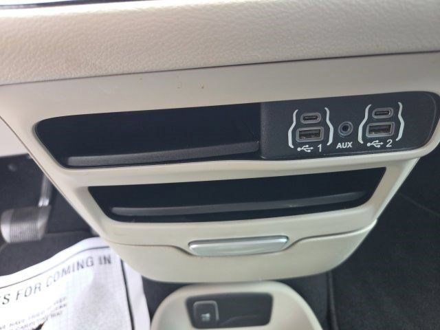 Used 2023 Chrysler Pacifica Touring-L FWD image 33