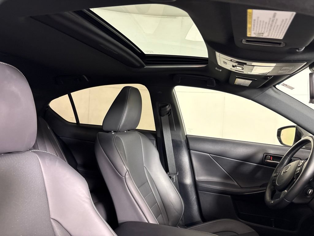 Used 2024 Lexus IS 500 RWD image 21
