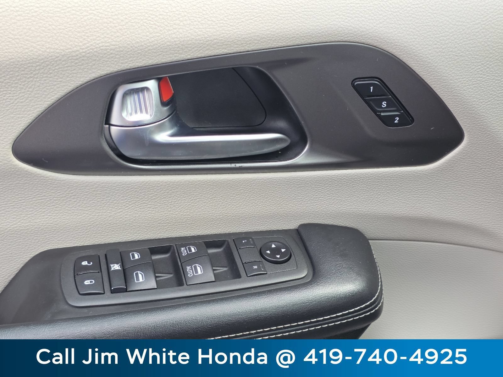 Used 2021 Chrysler Pacifica Touring-L FWD image 23