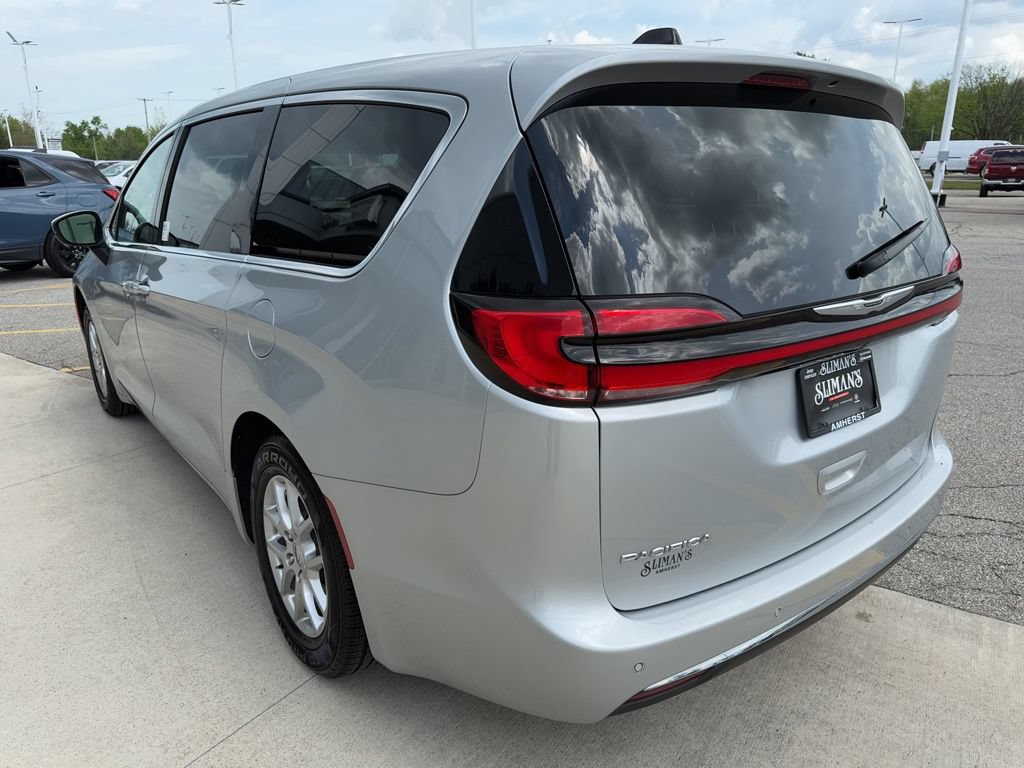 Used 2023 Chrysler Pacifica Touring-L FWD image 8