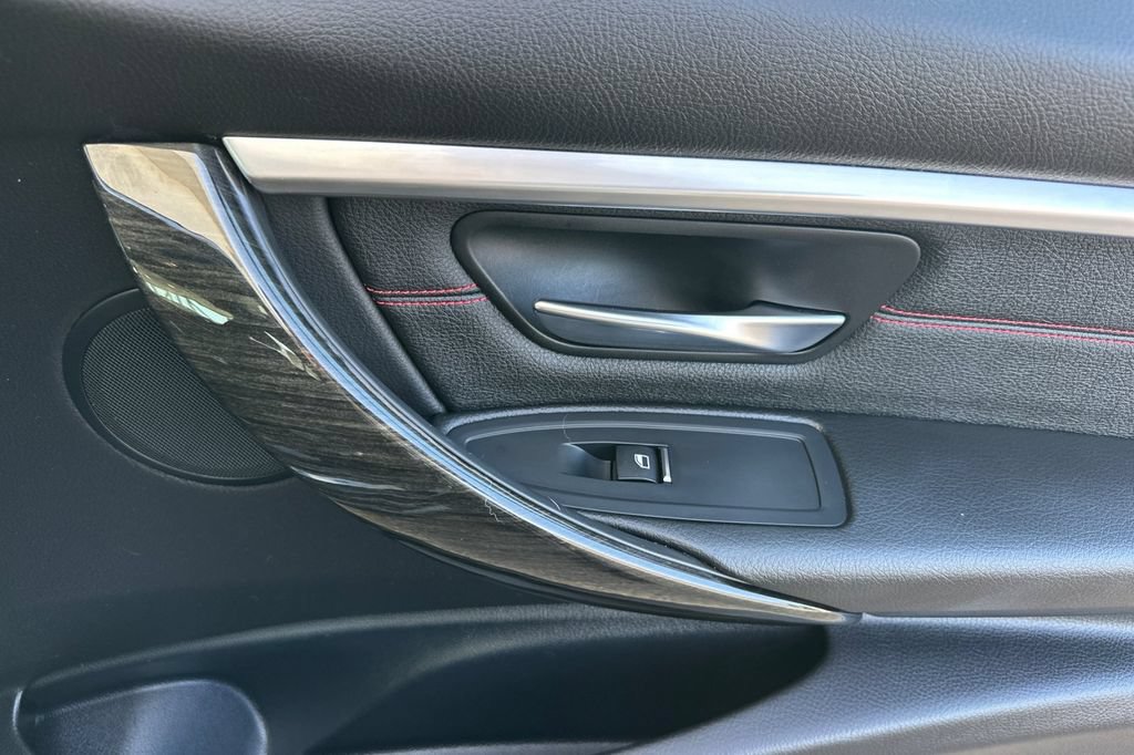 Used 2018 BMW 330i Sedan w/ Premium Package RWD image 18