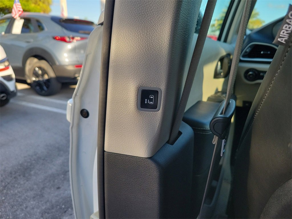 Used 2024 Chrysler Pacifica Touring-L image 12