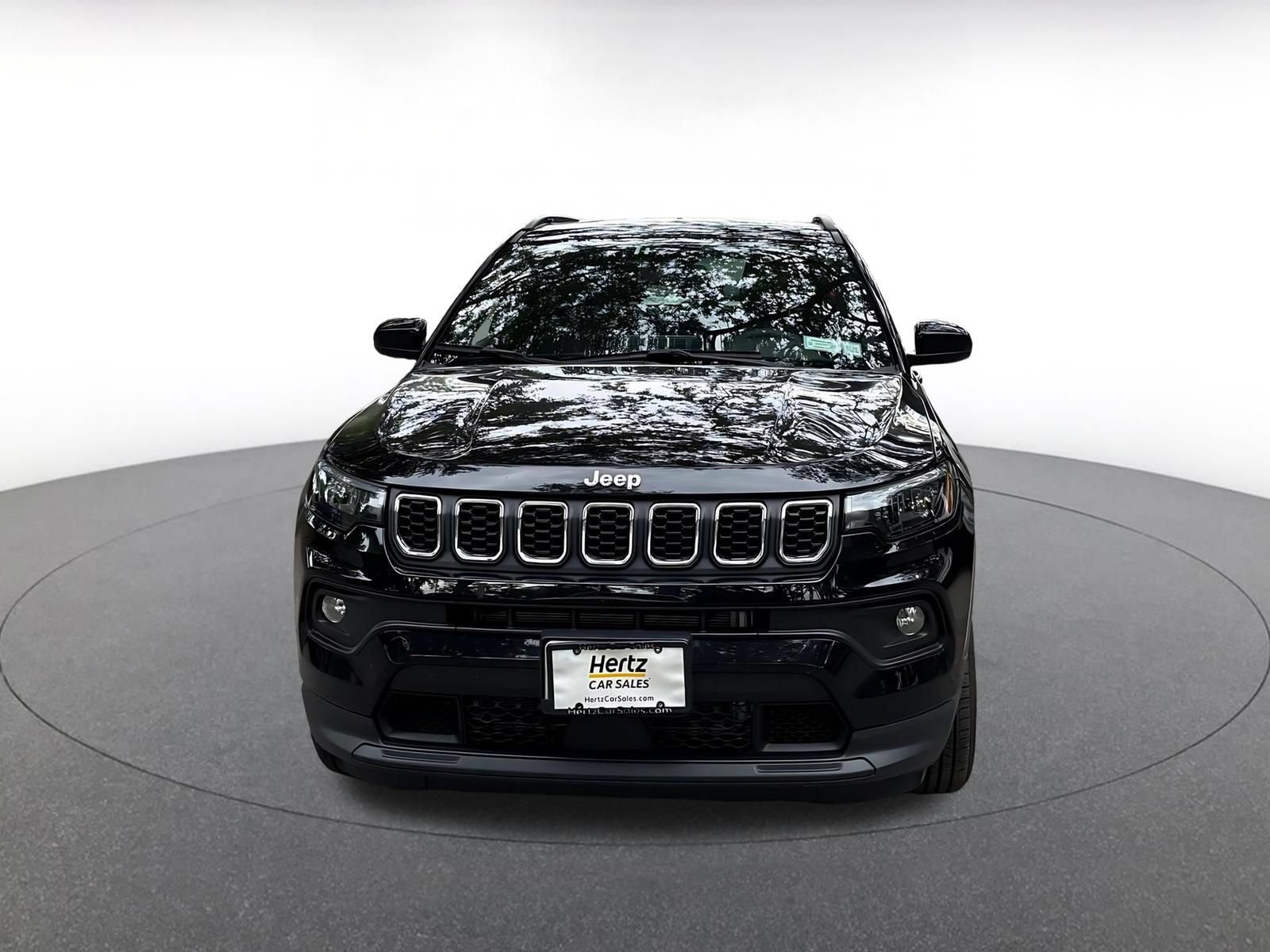 Used 2025 Jeep Compass Latitude AWD/4WD image 2