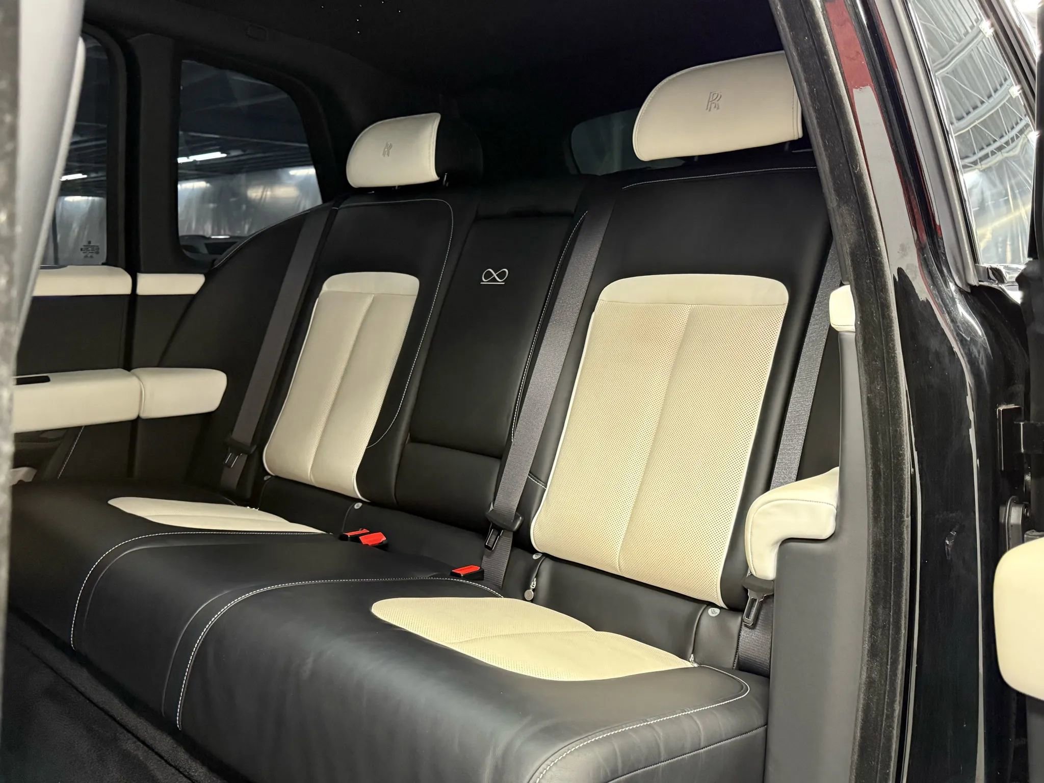 Used 2022 Rolls-Royce Cullinan Black Badge w/ Dark Exterior Package image 46