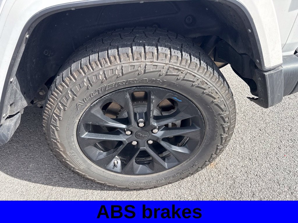 Used 2022 Jeep Wrangler Unlimited Sahara AWD/4WD image 9