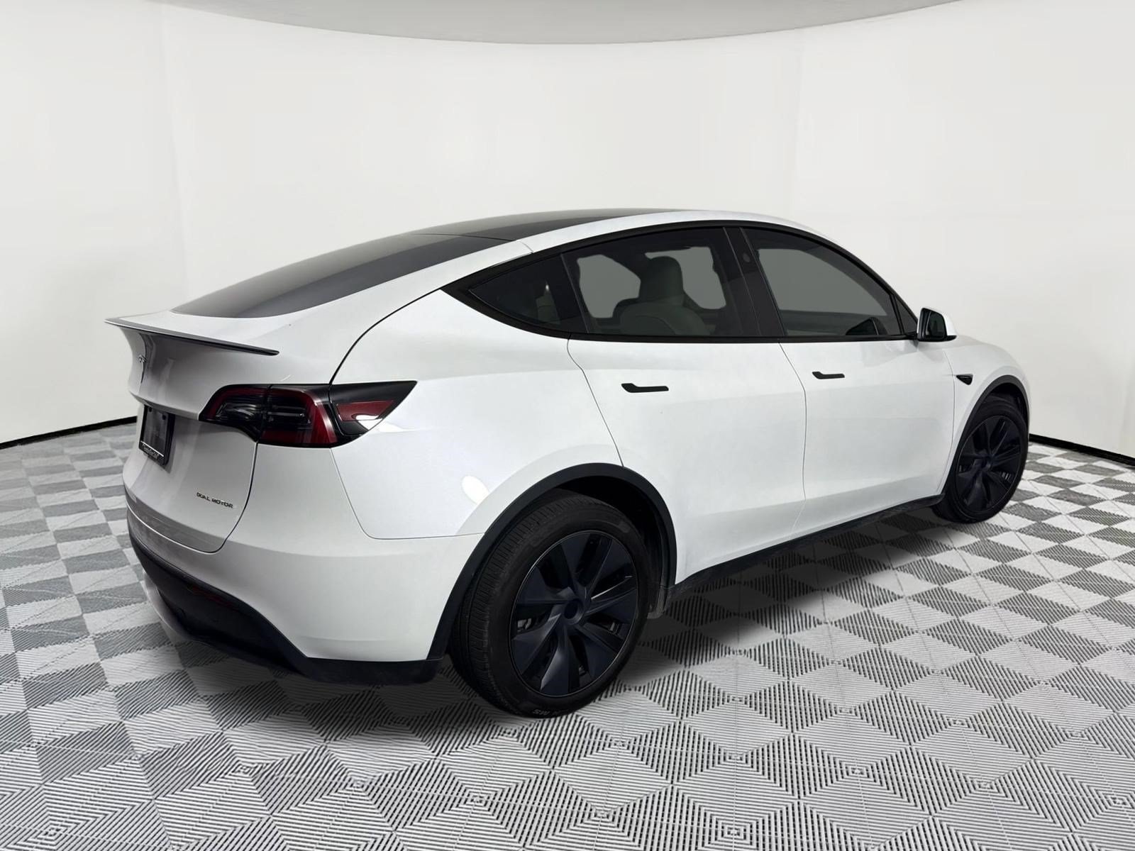 Used 2024 Tesla Model Y Long Range AWD/4WD image 9