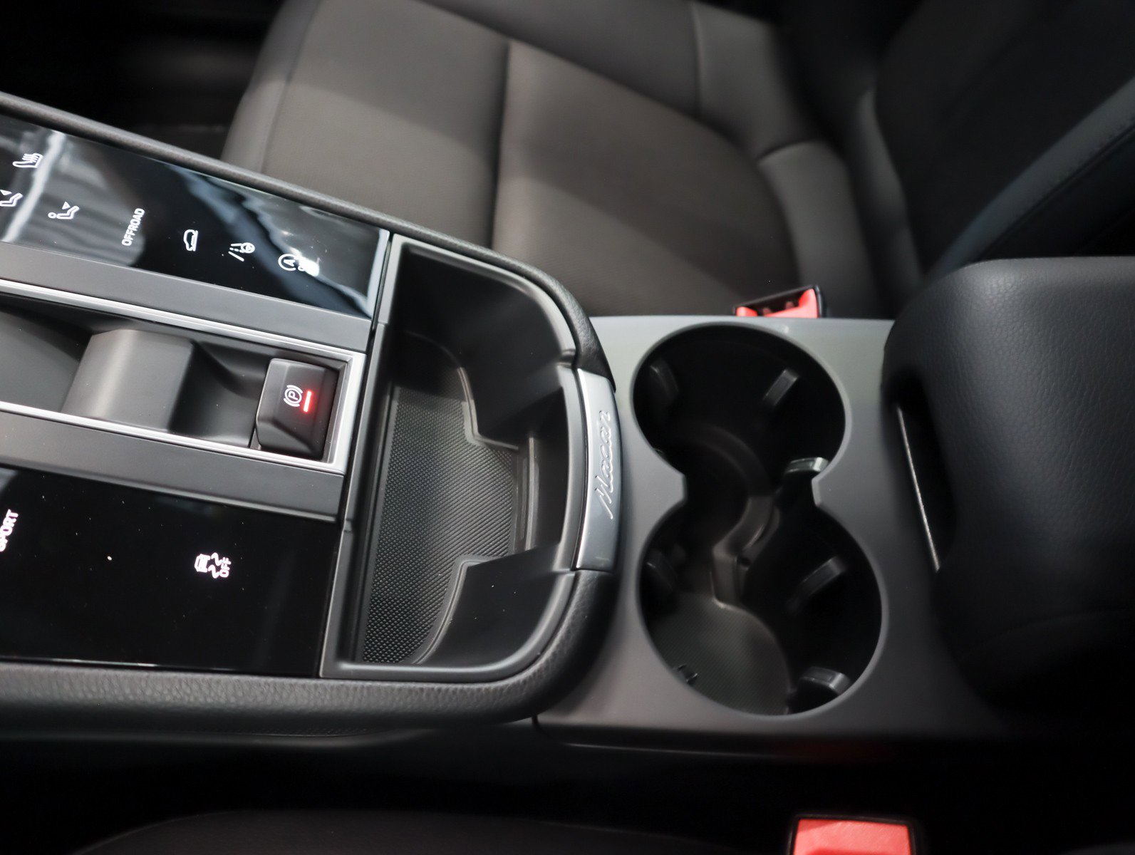 Certified 2025 Porsche Macan image 16