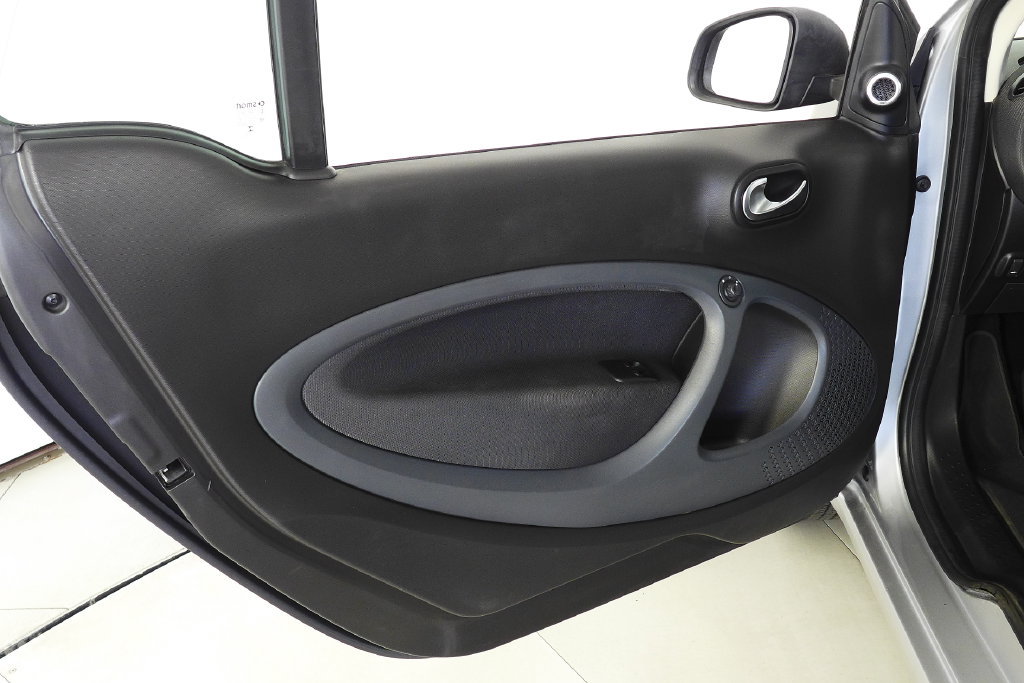Used 2016 smart fortwo Proxy RWD image 10