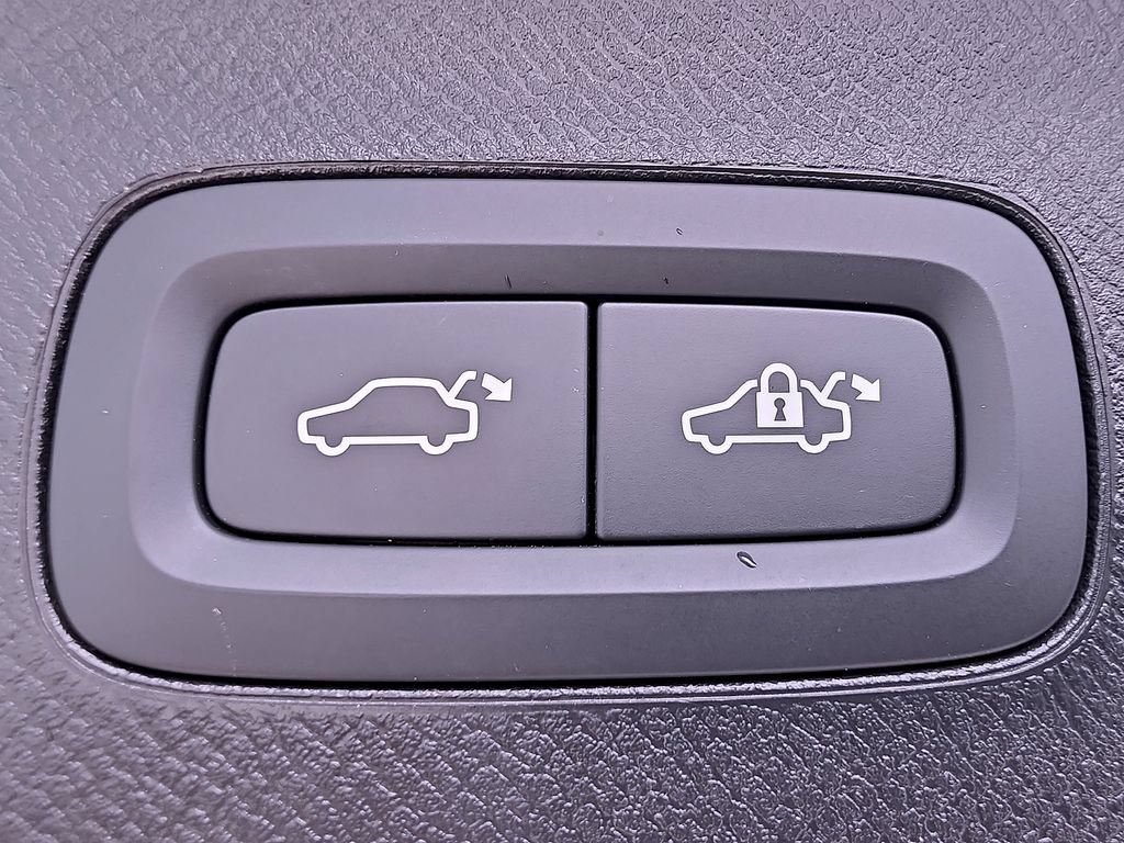 Certified 2025 Volvo XC90 B5 Core AWD/4WD image 22