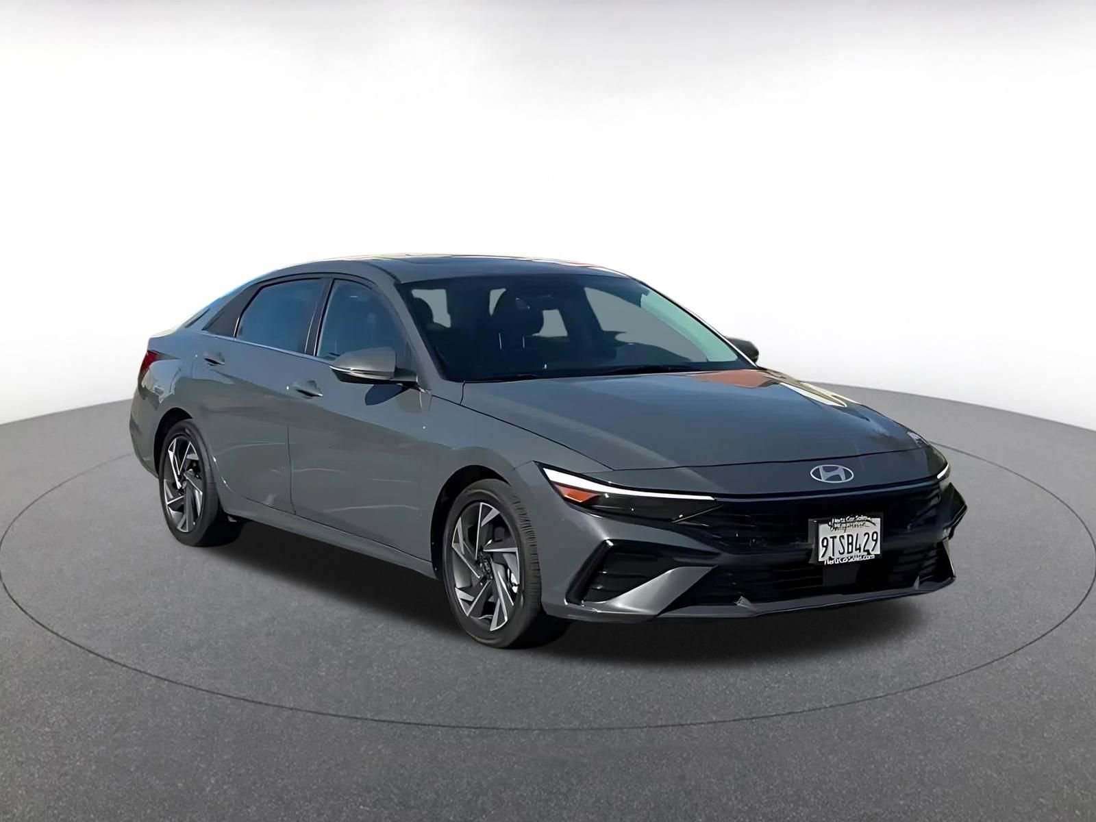 Used 2025 Hyundai Elantra Limited image 3