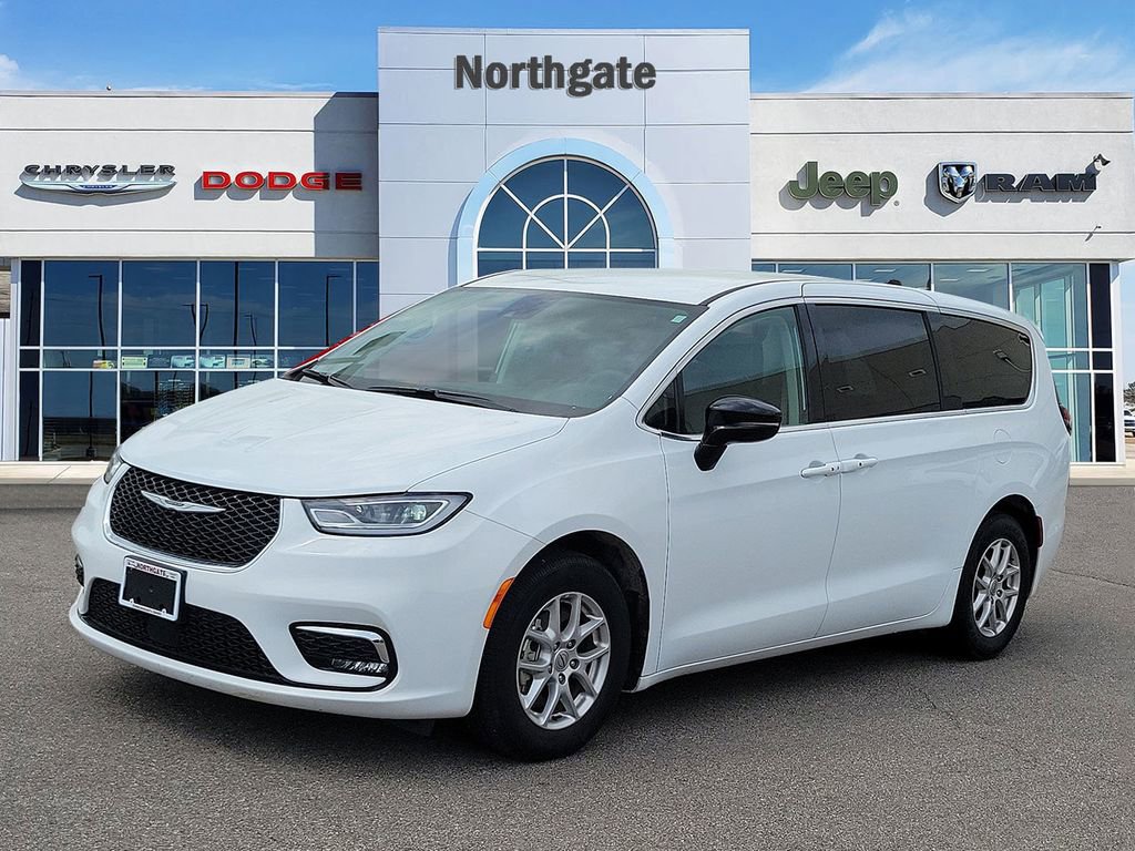 Used 2024 Chrysler Pacifica Touring-L FWD image 2