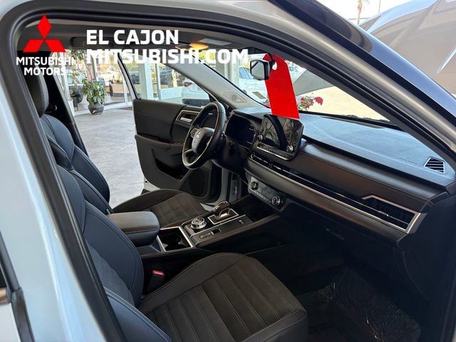 Used 2025 Mitsubishi Outlander SE image 29