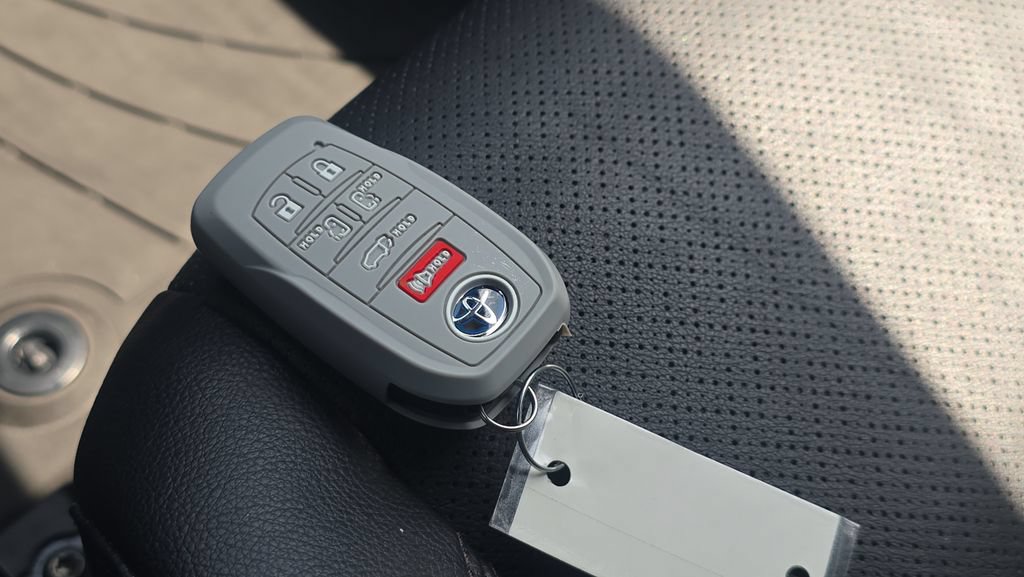 Used 2025 Toyota Sienna Platinum AWD/4WD image 32
