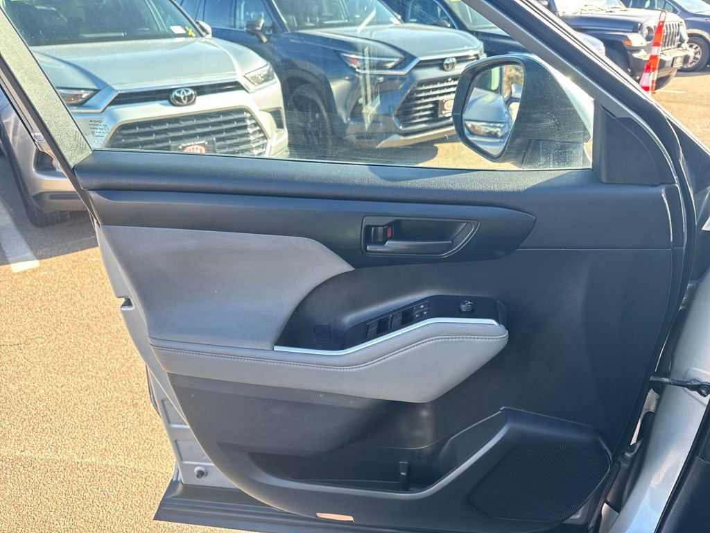 Used 2021 Toyota Highlander LE image 34