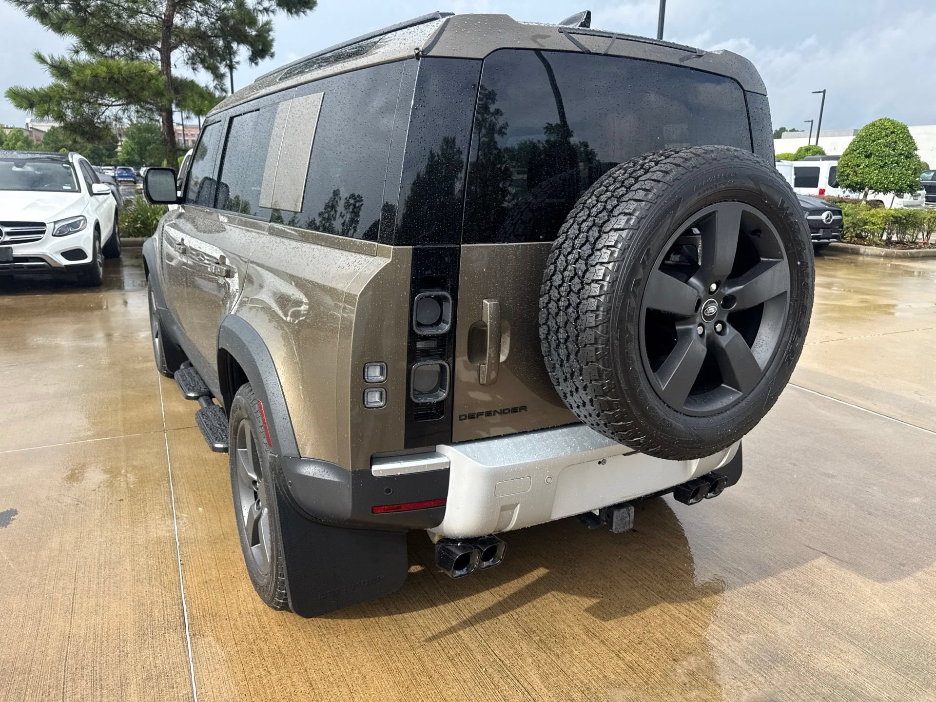 Used 2025 Land Rover Defender 110 S AWD/4WD image 6