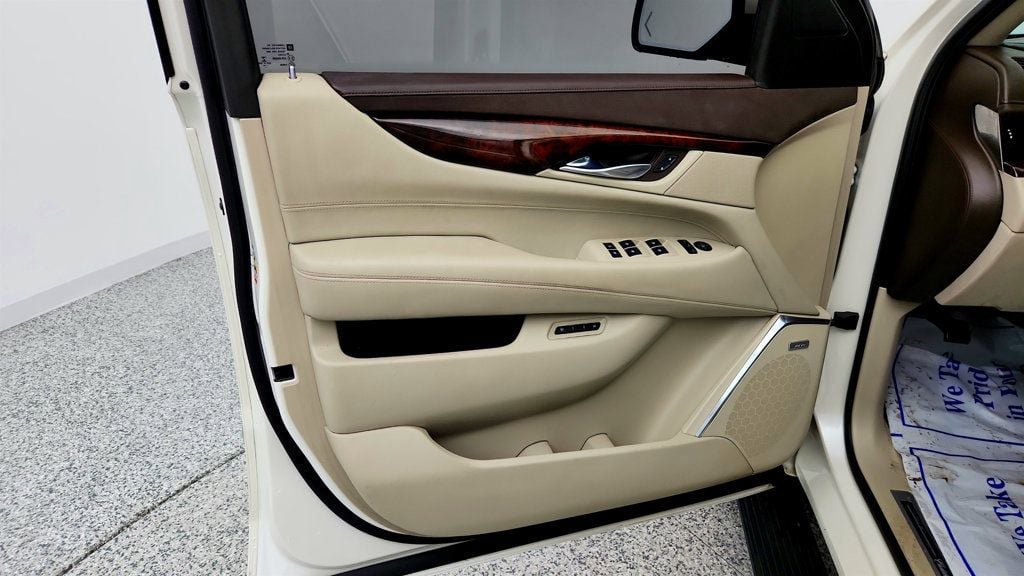 Used 2015 Cadillac Escalade Luxury AWD/4WD image 11