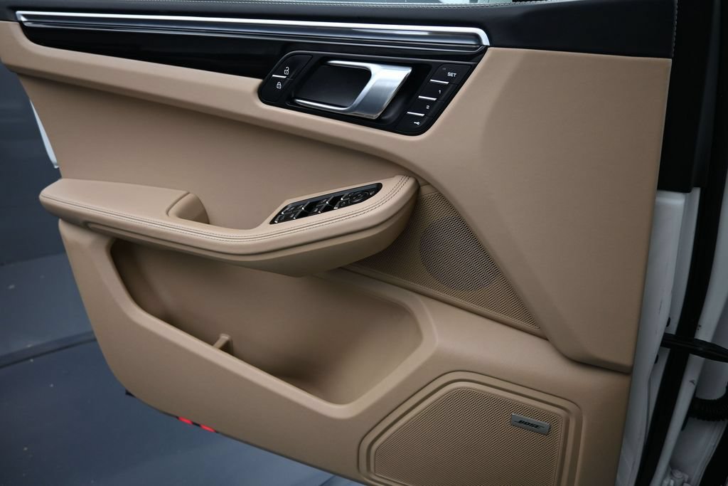 Certified 2024 Porsche Macan AWD/4WD image 25