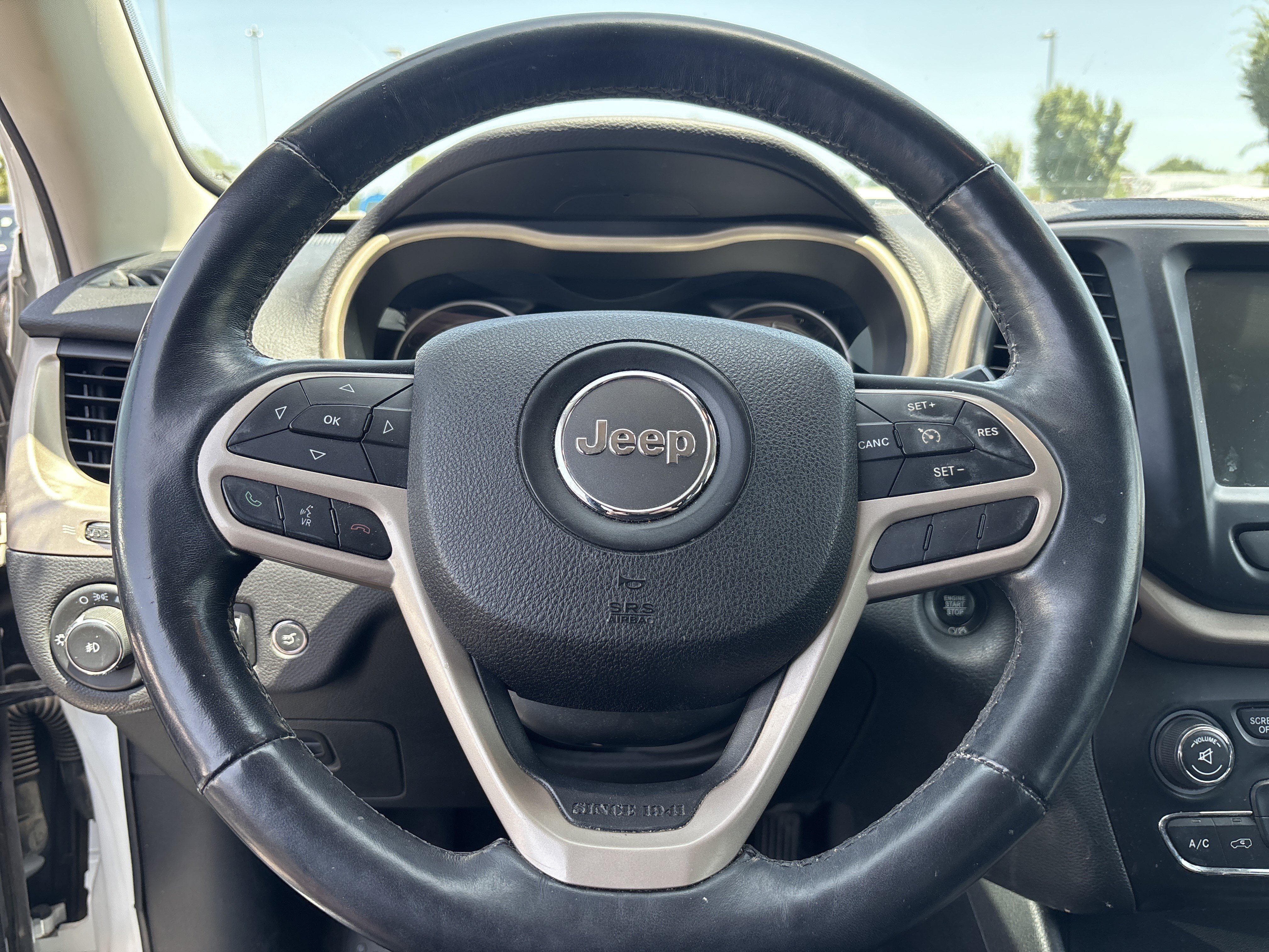 Used 2017 Jeep Cherokee Limited w/ Luxury Group FWD image 13
