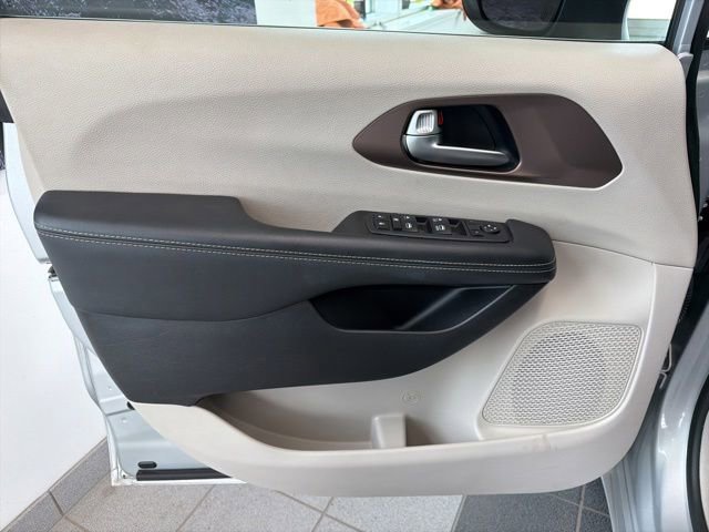 Used 2023 Chrysler Voyager LX FWD image 20
