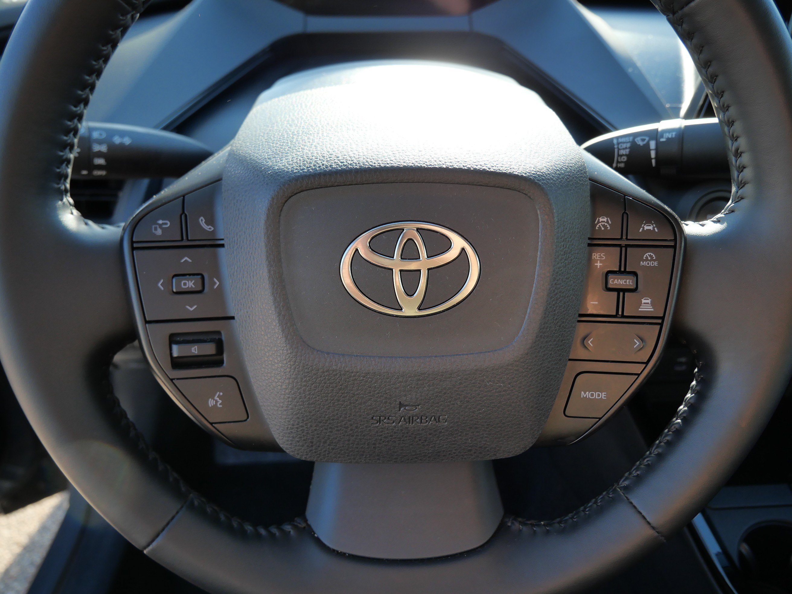 Certified 2025 Toyota Prius LE FWD image 26