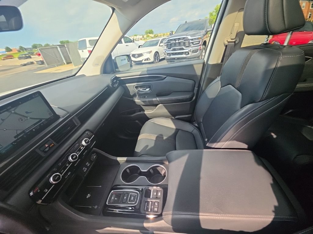 Certified 2025 Honda Pilot Touring image 24